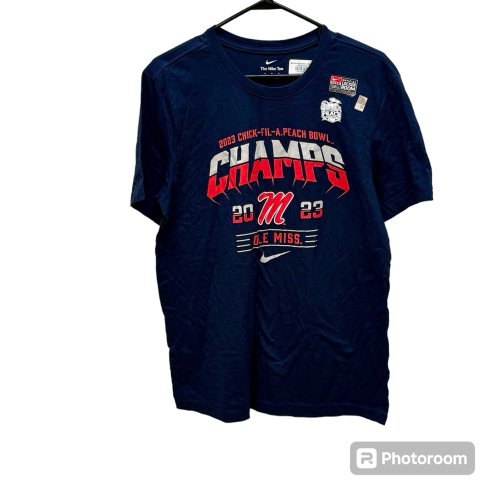 NWT Nike Tee Men’s Ole Miss 2023 Chick- Fil-A Peach Bowl Locker Room Tee Size M